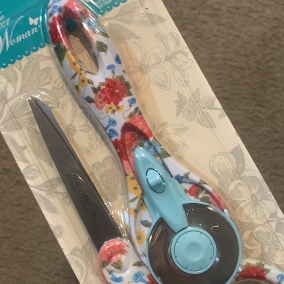 The Pioneer Woman Sweet Rose 45mm Rotary & 8" Fashion Scissors Set: New - Picture 7 of 7